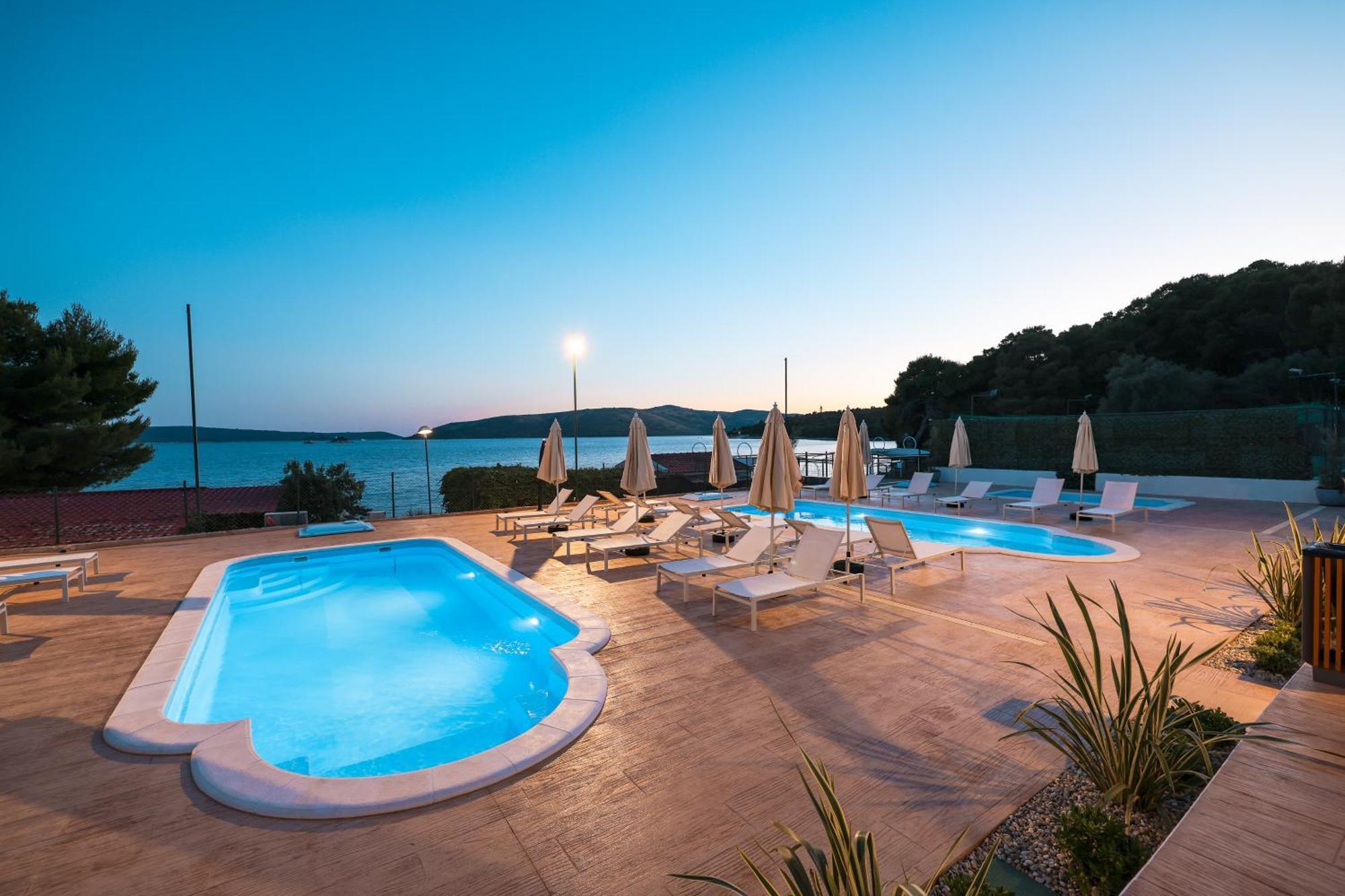 Apartments Medena Трогир Екстериор снимка