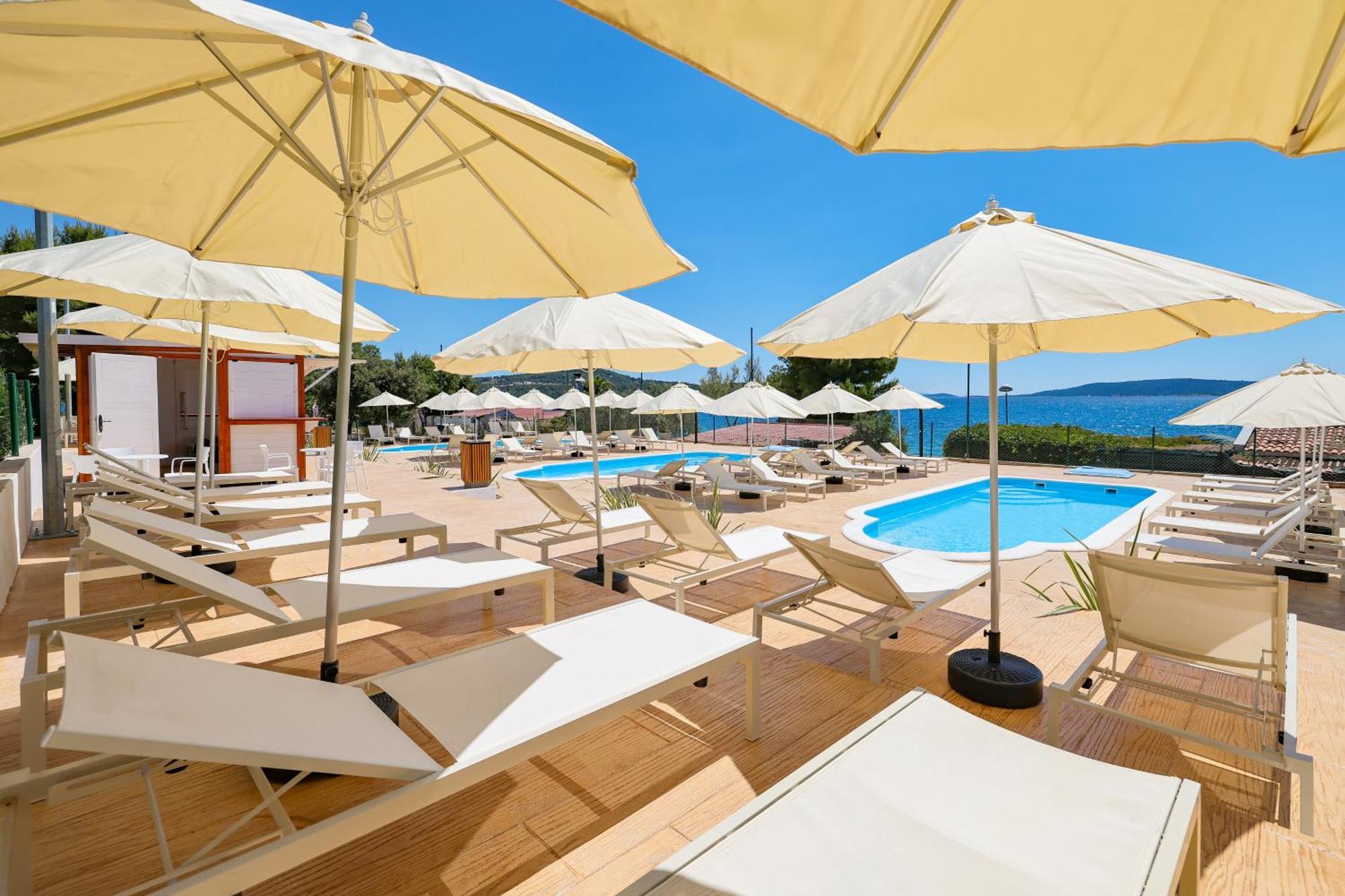Apartments Medena Трогир Екстериор снимка