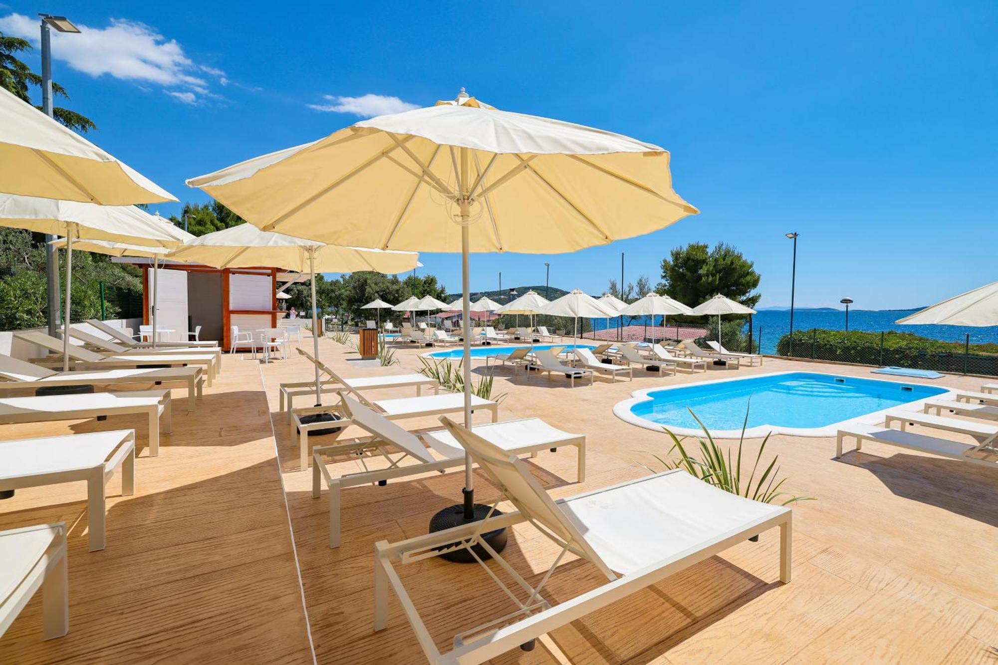 Apartments Medena Трогир Екстериор снимка