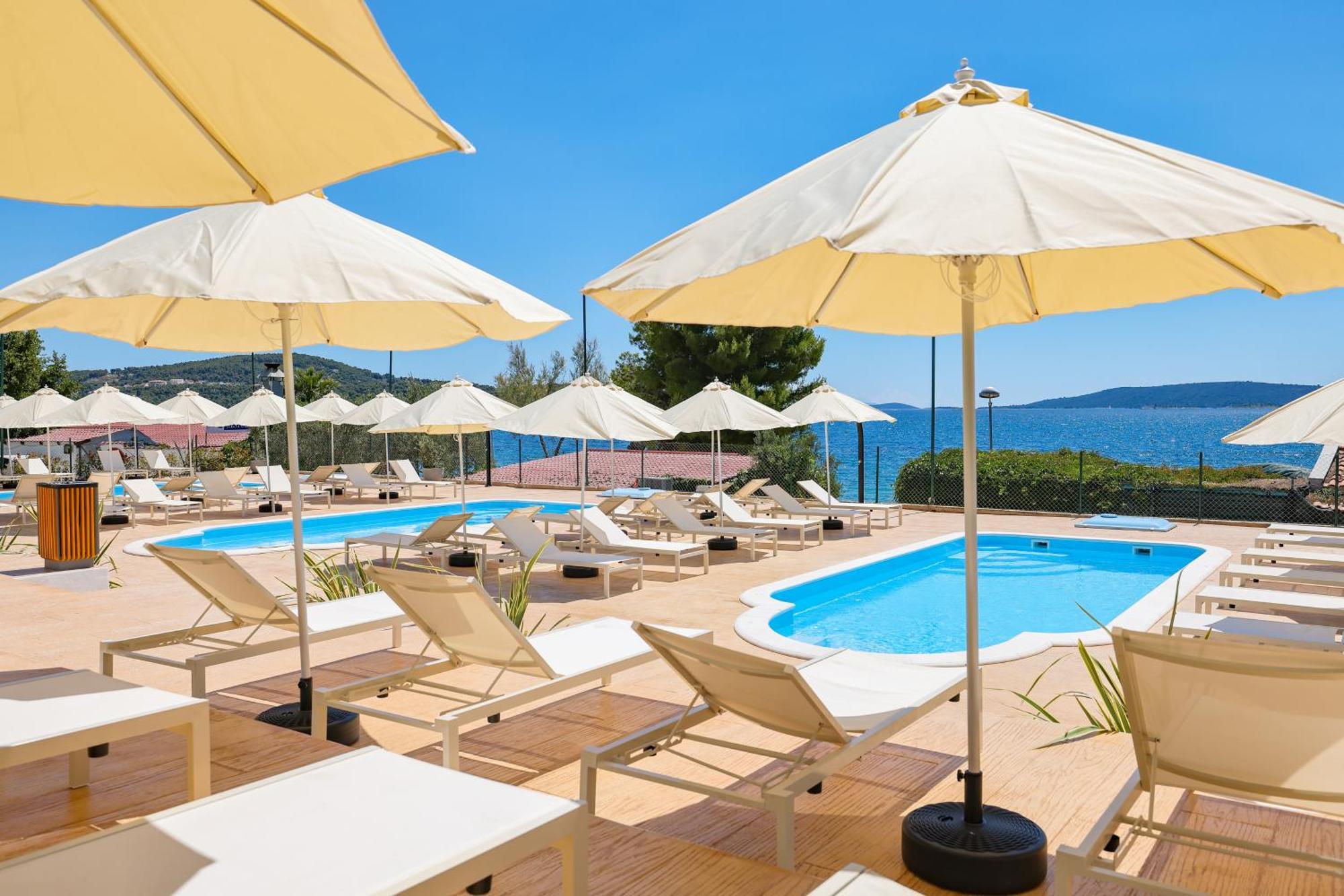 Apartments Medena Трогир Екстериор снимка