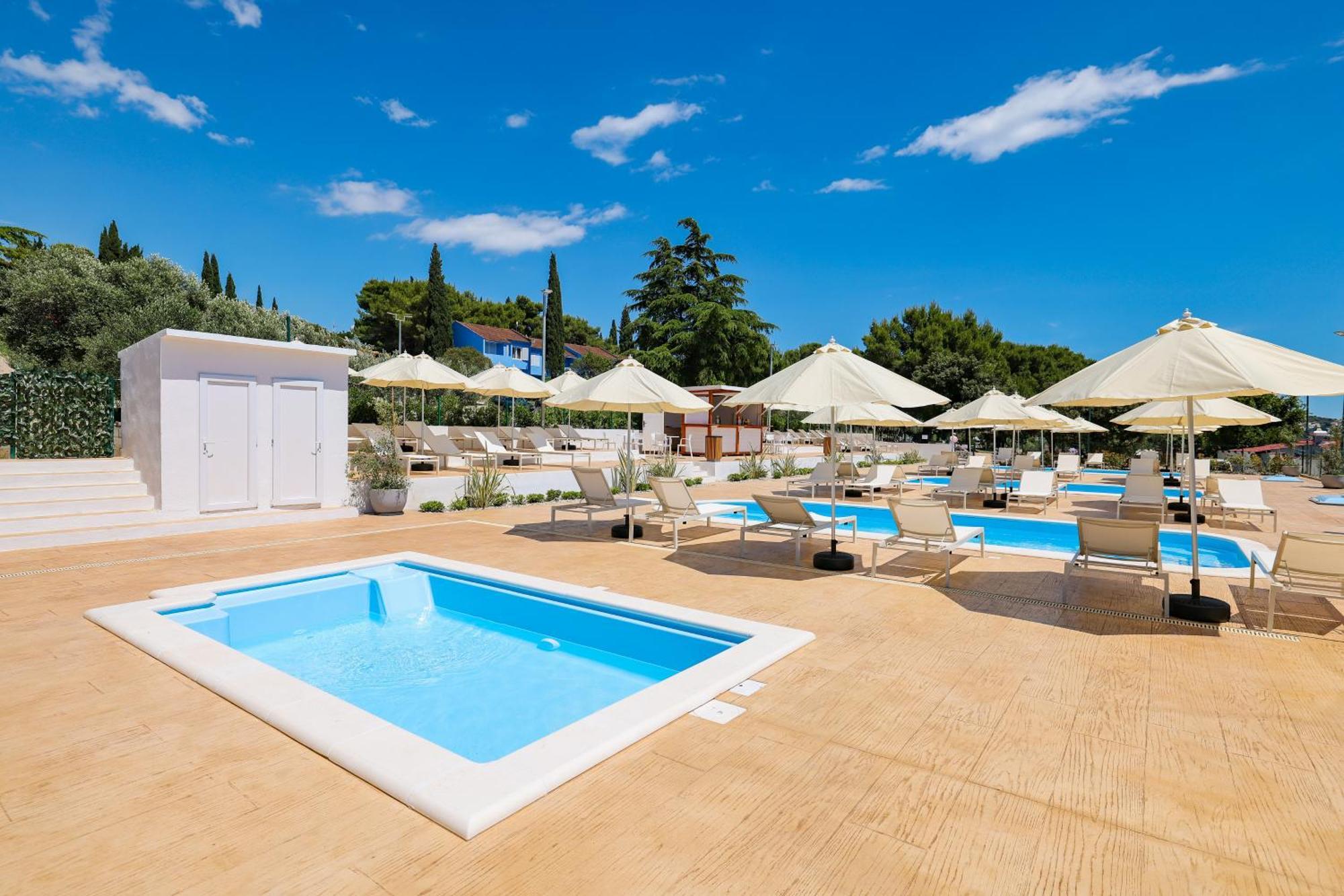 Apartments Medena Трогир Екстериор снимка