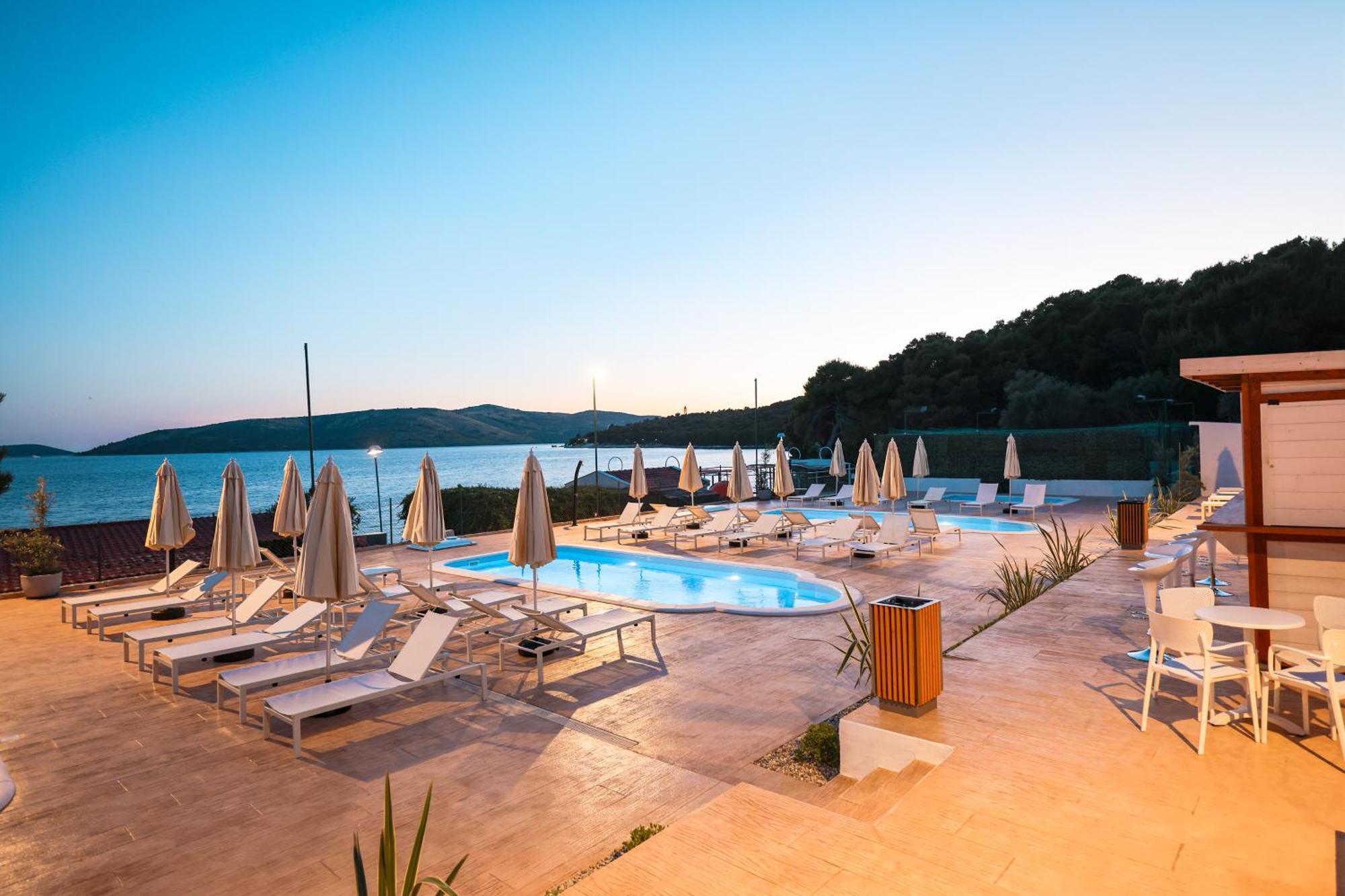 Apartments Medena Трогир Екстериор снимка