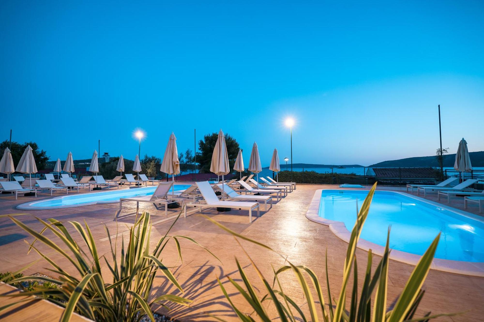 Apartments Medena Трогир Екстериор снимка