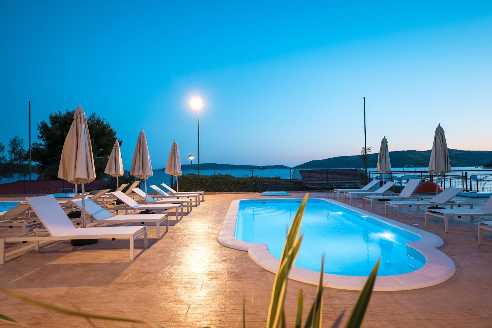 Apartments Medena Трогир Екстериор снимка