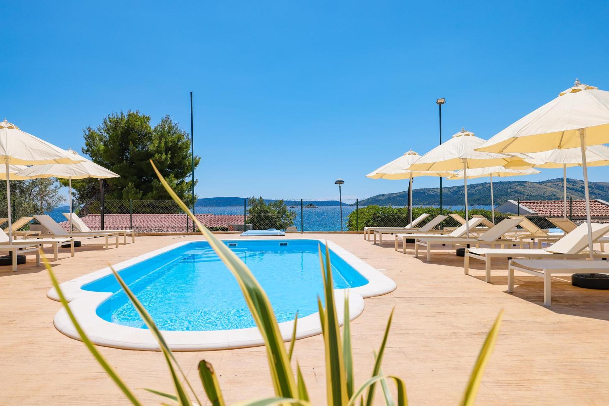 Apartments Medena Трогир Екстериор снимка